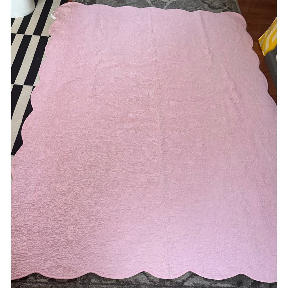 Vintage pink Quilted bedspread Scalloped Quilted blanket cotton roses floral